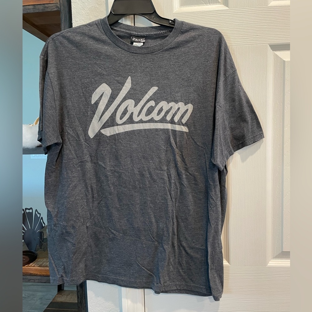 Volcom short sleeve dark gray Men’s XL Crew neck logo front pre shrunk T shirt